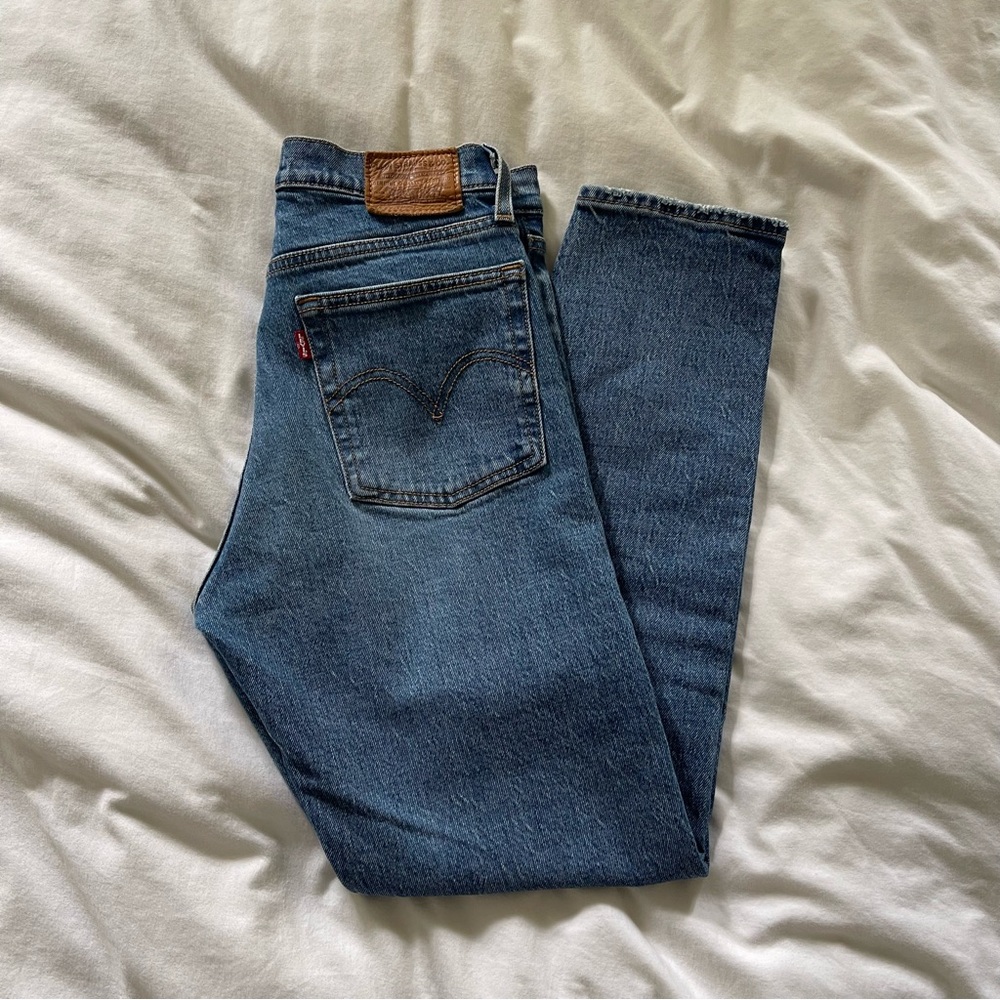 Levi’s Wedgie Straight Cropped Jeans in Medium Wash